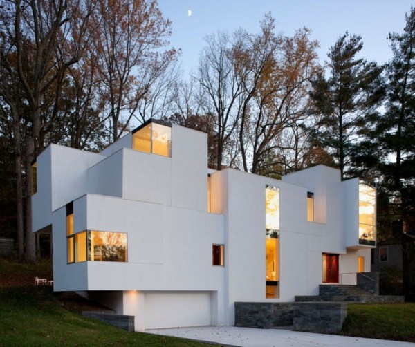 Asymmetrisches Betonhaus im Wald moderne-Architektur