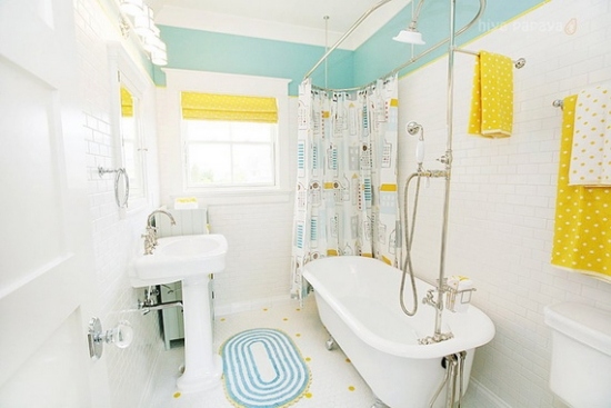 Badewanne-Bad weiße Fliesen für Kinder gelbe Dekorationen