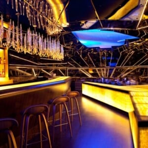 Bar-Design-dubai-alegra-nachtclub-beleuchtung-kronleuchter