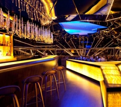Bar-Design-dubai-alegra-nachtclub-beleuchtung-kronleuchter