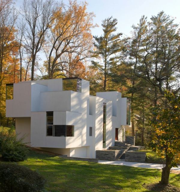 Betonhaus im Wald-weiße Fassade extrem