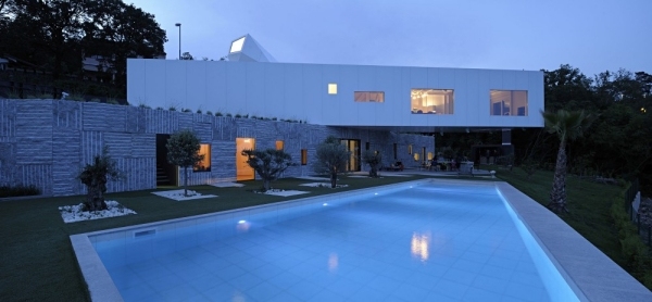 Betonhaus mit Schwimmbecken Modern