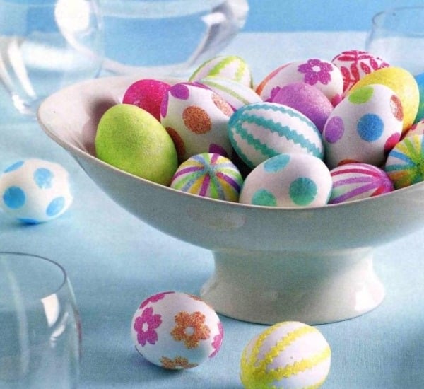 Bunte glänzende Eier Tischdeko zu Ostern