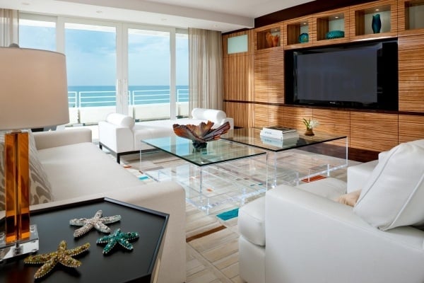 Das moderne Wohnzimmer mit viel Tageslicht glas kaffeeische weiße sofas