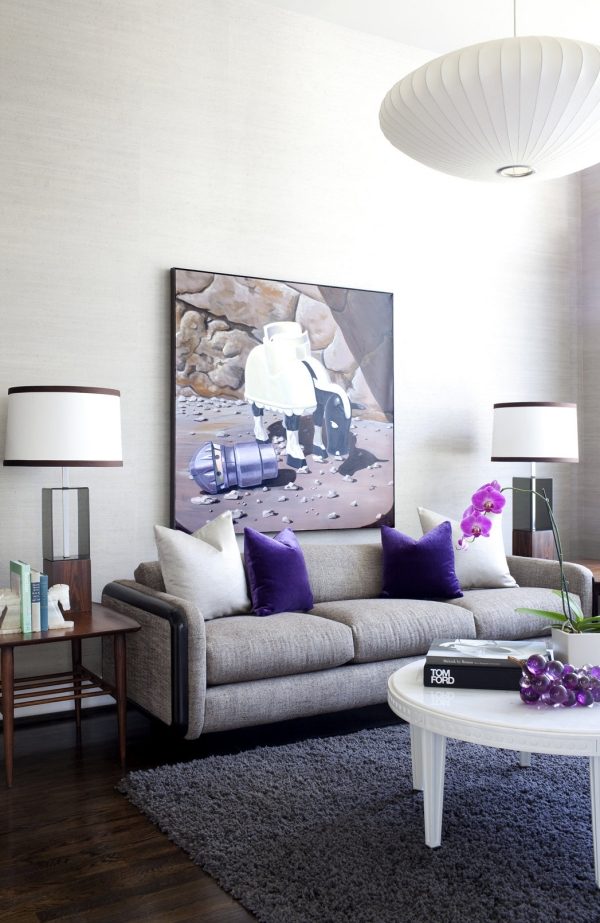 modernes Wohnzimmer tageslicht lila akzente grau