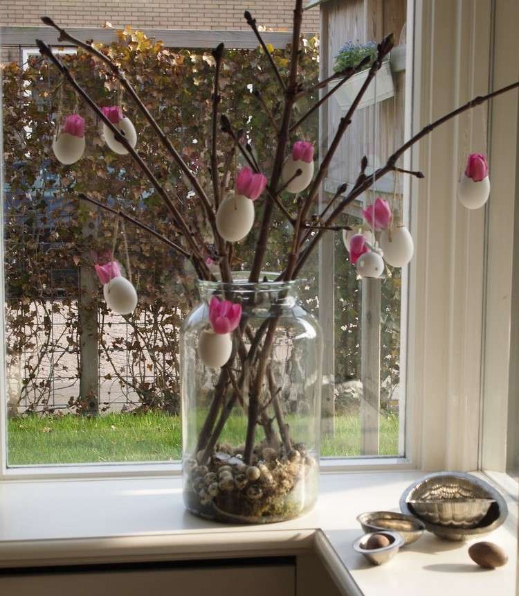 Deko-Ideen für Ostern bodenvase-zweige-ausgeblasene-eier-anhaenger-tulpen
