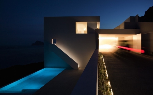 Exklusive Architektur haus auf den klippen nacht beleuchtung
