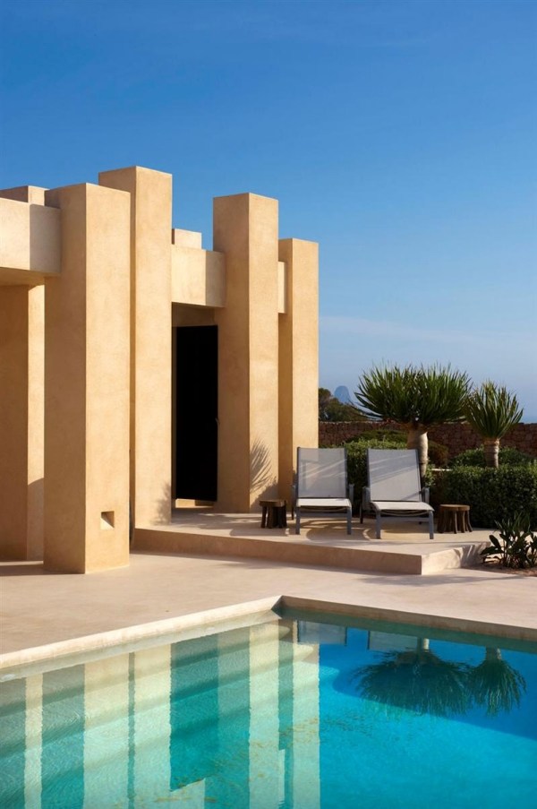 Ferienhaus Ibiza Pool Sonnenliegen grau
