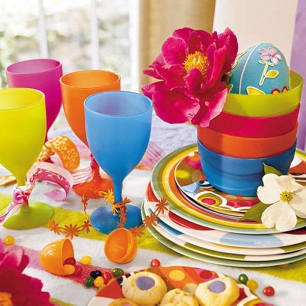 Fröhliche Oster-Deko für den Tisch farbenfroh