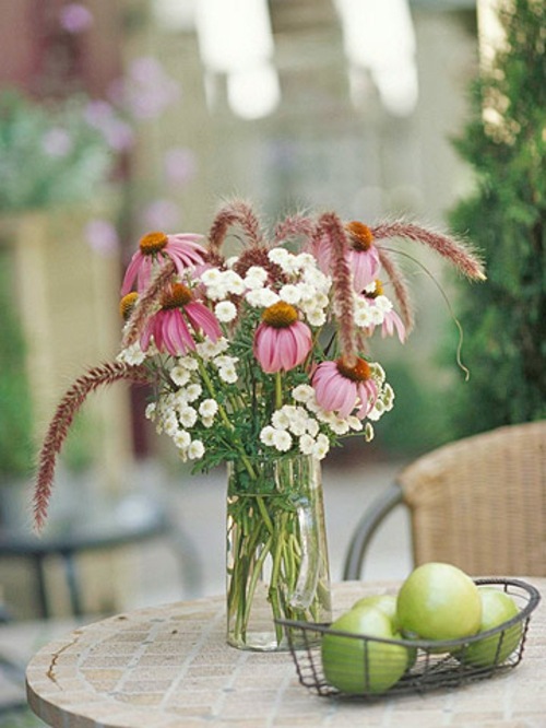 Garten Tisch Dekorieren Blumenstrauß Glasvase