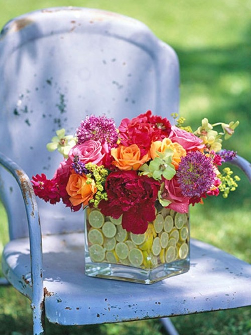 Glasvase Blumenstrauß bunt Gartenmöbel Deko Ideen