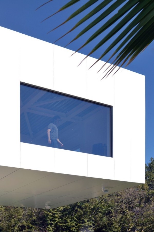 Haus am Hang Glasfassade-weiße Wände