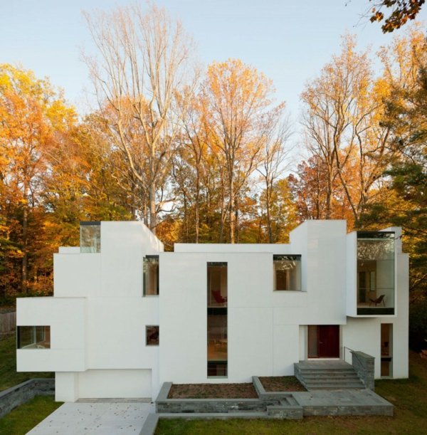 Haus im Wald-minimalistisch-weiße fassade