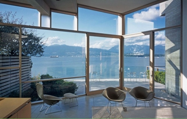 Heller Wohnraum Raumhohe Fenster Blick zum See Vancouver