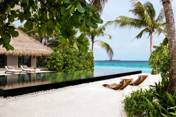Hotel auf den Malediven Cheval Blanc Randheli liegestuhl