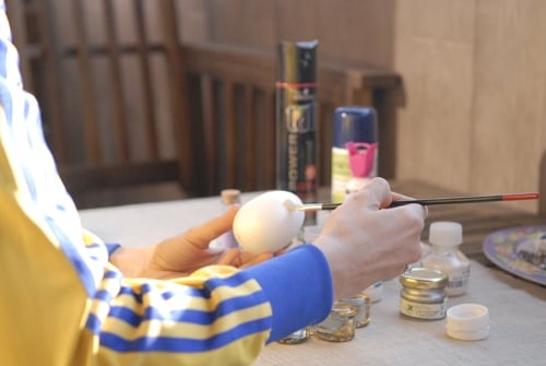 Idee fürs Osterbasteln eier dekorieren klebstoff auftragen