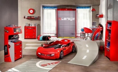 Jungenzimmer Thema Autos-Rotes Bett Design