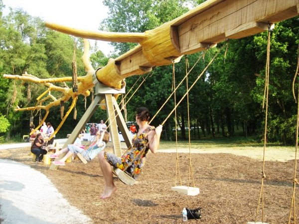 Kinderspielplatz holzkonstruktion umweltfreundlich schaukeln