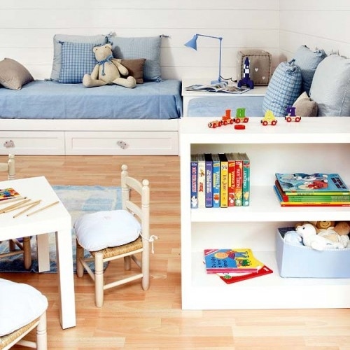 Kinderzimmer Raumgestaltung Weiß Blau Schreibtisch Regale