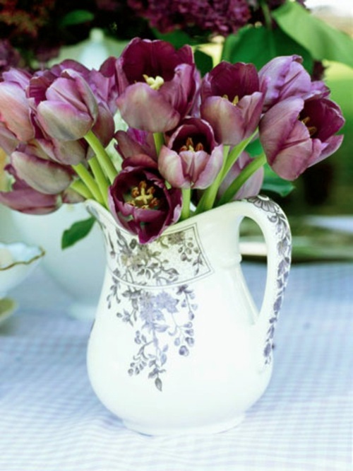 Lila Tulpen schöne Tisch Deko Idee