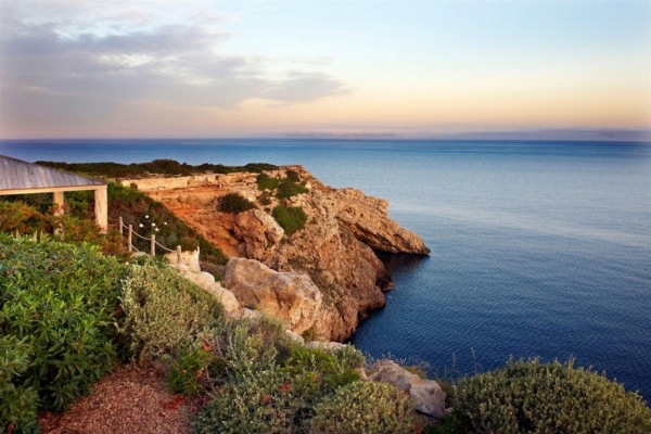 Malerische Aussicht aufs Mittelmeer Ibiza Spanien