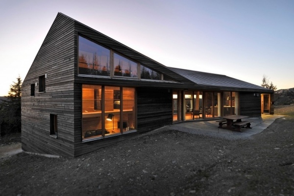 Moderne berghütte Norwegen glasfenster beleuchtung