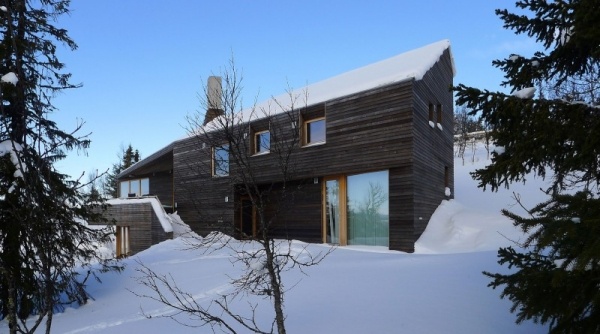 Moderne berghütte Norwegen verschneites gebiet