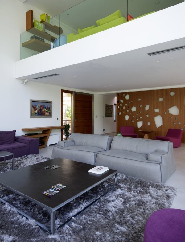Modernes Wohnhaus Athen doppelte raumhöhe glas geländer