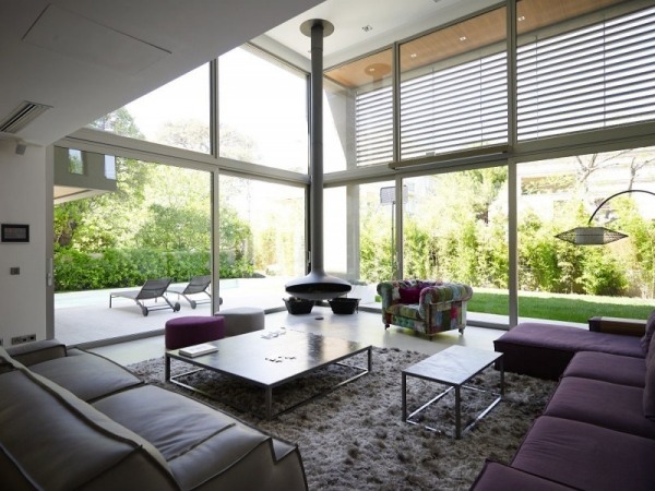 Modernes Wohnhaus Athen wohnzimmer glas schiebetüren kaminofen