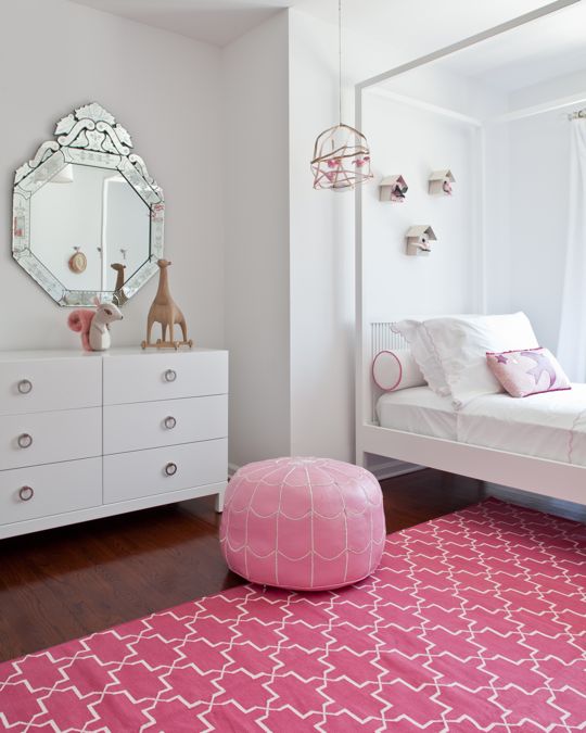 Mädchenzimmer rosa weiß rosa puff marokkanisch
