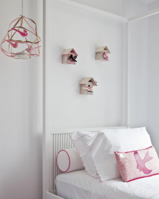 Mädchenzimmer rosa weiß vogelhäuser bett käfig