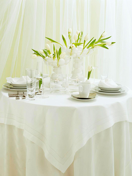 Ostern festliche Deko-Weiße Tischdecke Tulpenstrauß