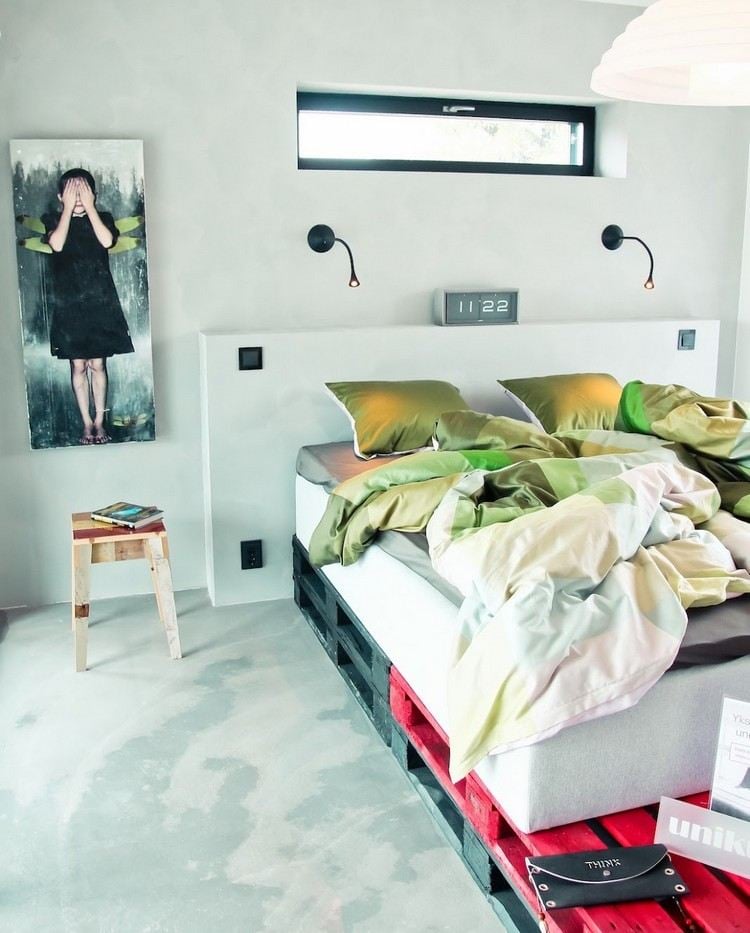 Palettenmoebel-selber-bauen-schlafzimmer-palettenbett-rot-schwarz-gestrichen