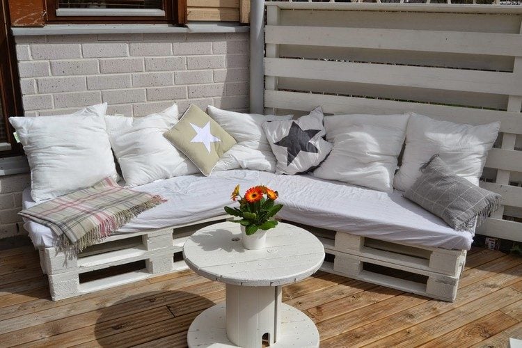Palettenmoebel-selber-bauen-terrasse-ecke-sofa-weiss-holzspule-beistelltisch