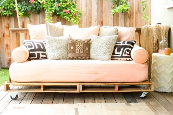 Palettenmöbel selber bauen sofa garten holzbasis