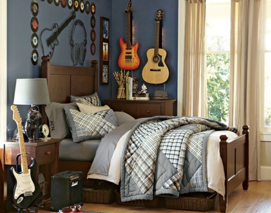 Schlafzimmer Holzbett Gitarre-an der Wand angehängt