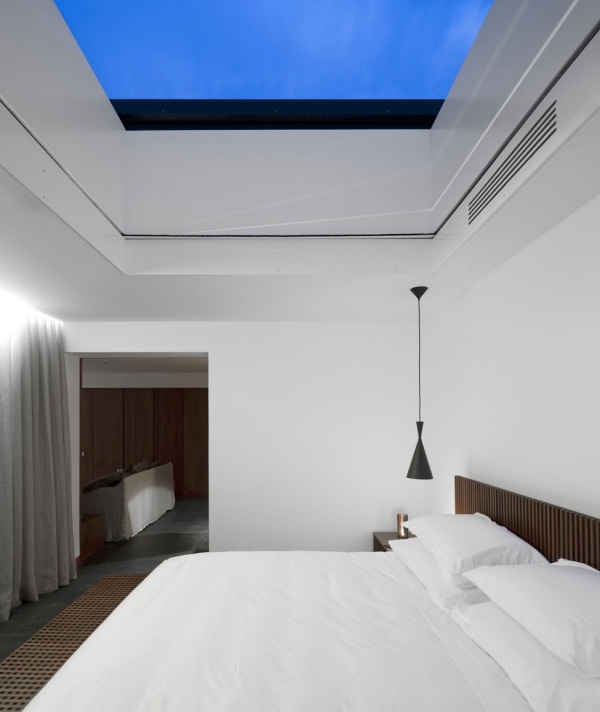 Schlichtes Schlafzimmer weiß puristisch-Dach Schiebefenster