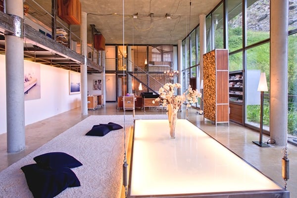 Schönes Wohnzimmer Wollteppich flauschig-Kissen am Boden Glaswände