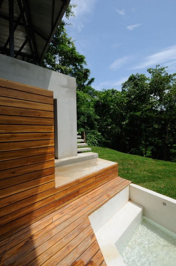 Sonnige Holzterrasse K-Haus Costa Rica
