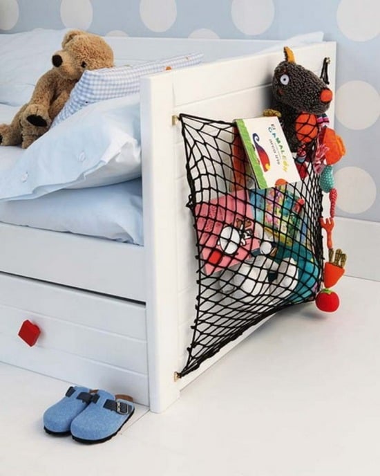 Spielzeuge Srauraum finden Netz am Bett