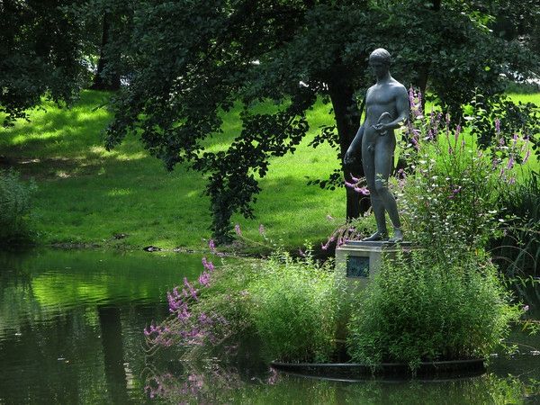 Tiergarten Berlin-Statuen Wasserblumen