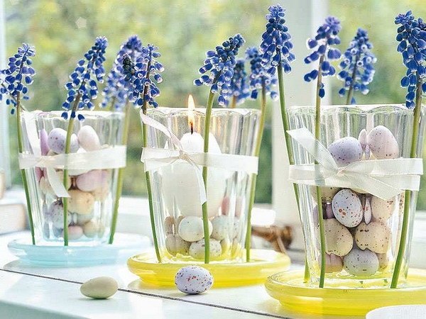 Tischdeko Frühling Blumen Flieder Eier Kerzen Arrangement