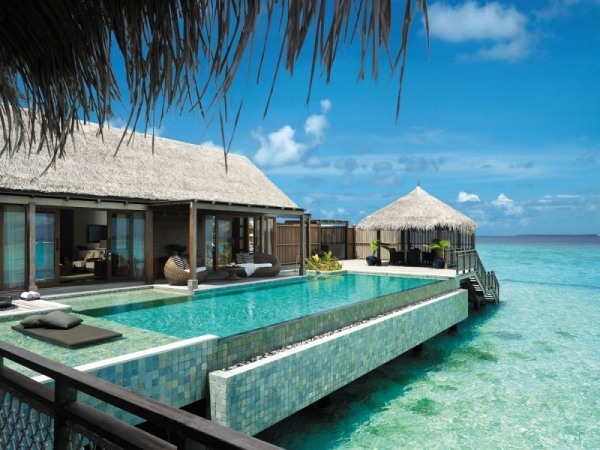 Traumreisen Malediven himmelblaues Wasser-Wellness Spa-Resort