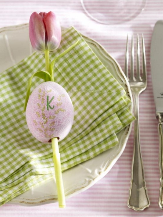Rosa Tulpe in ausgepustetes Ei eingesteckt-grüne Serviette