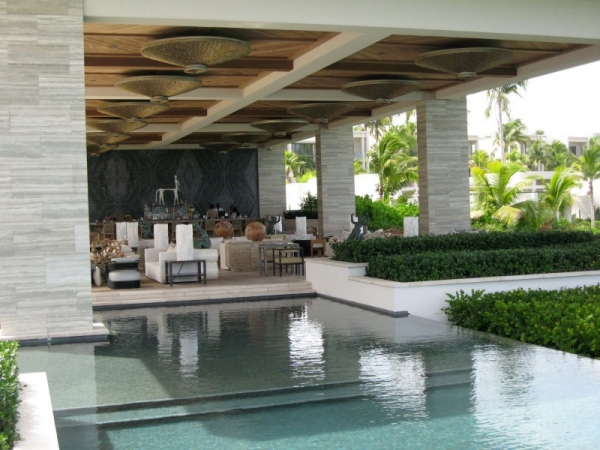 Viceroy-Anguilla-pool-bar-luxushotel-in-der-karibik