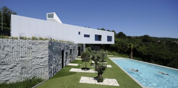 Weiße Fassade Wohnhaus modern mit Pool