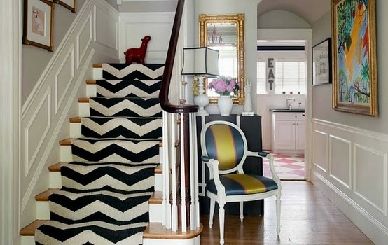 Winkelmuster schwarz-weiß Treppen Stuhl