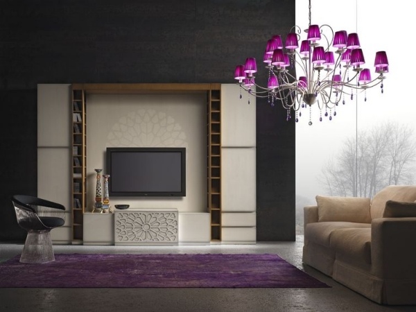 Wohnzimmer schwarz lila-beige Teppich- Kristall Kronleuchter