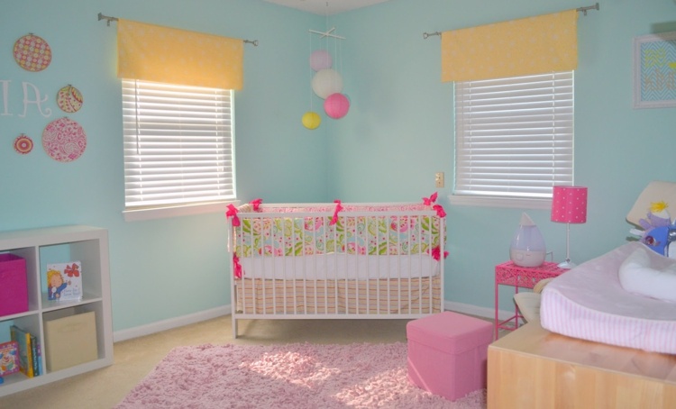 babyzimmer dekorieren blau rosa jalousien gelb papierlaternen idee