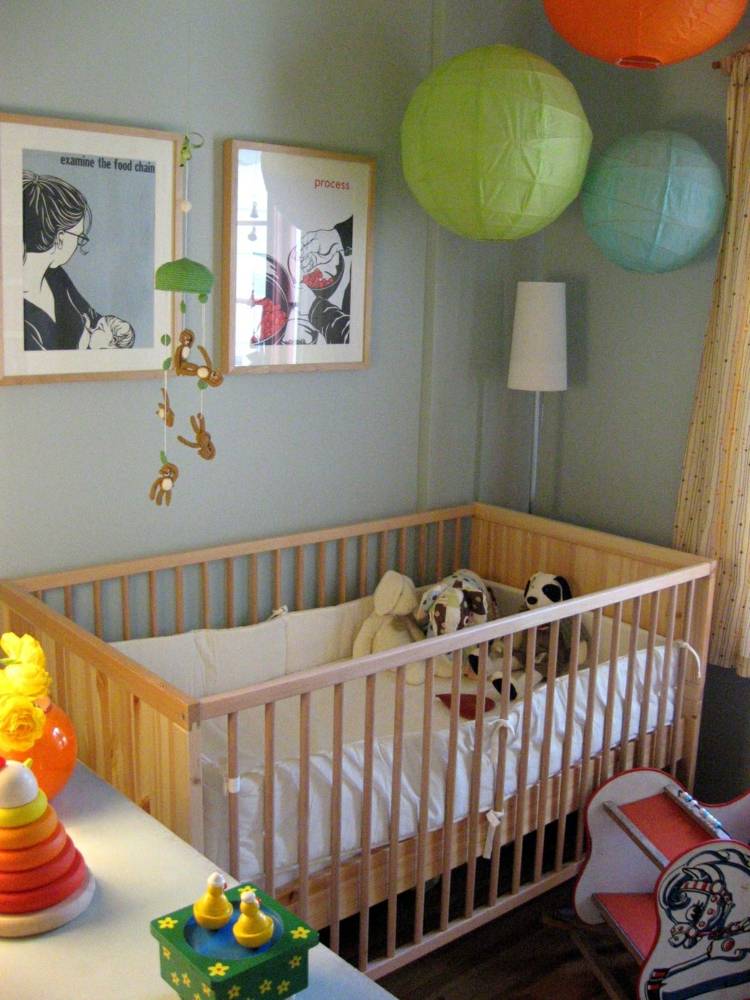 babyzimmer dekorieren bunt babybett holz laternen bunt papier wandbilder